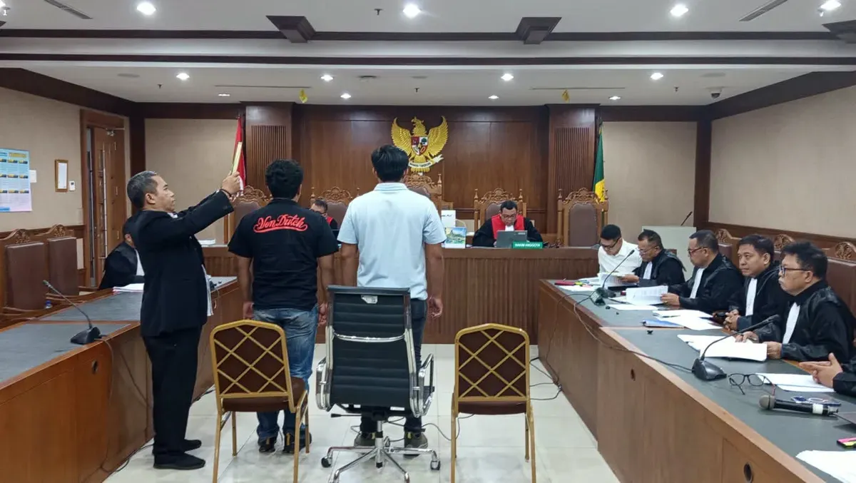 Dua penyidik Polres Jakarta Pusat, Briptu Fajar Rakhmatullah dan Briptu Wanadra Eka Halayuda, memberikan keterangan dalam sidang dugaan pemerasan dan pengancaman di PN Jakarta Pusat, Rabu (14/10/2026). (Sumber: Istimewa)