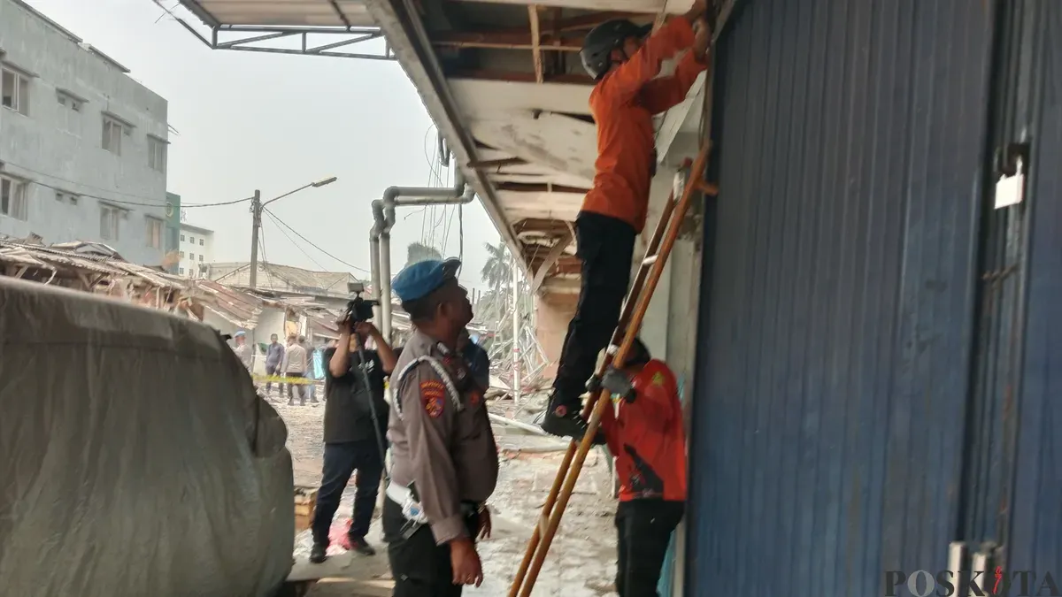 Petugas mengamankan kamera CCTV di area ledakan di ruko Pasar Cimanggis, Cikupa, Kota Tangerang Selatan, Banten, Kamis, 15 Oktober 2026. (Sumber: Poskota/Rizki Gojali)