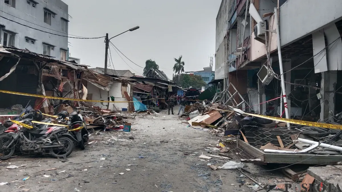 Puing-puing berserakan dan garis polisi terpasang di Pasar Cimanggis, Kota Tangerang Selatan, Banten, Kamis, 15 Oktober 2026. (Sumber: Poskota/Rizki Gojali)