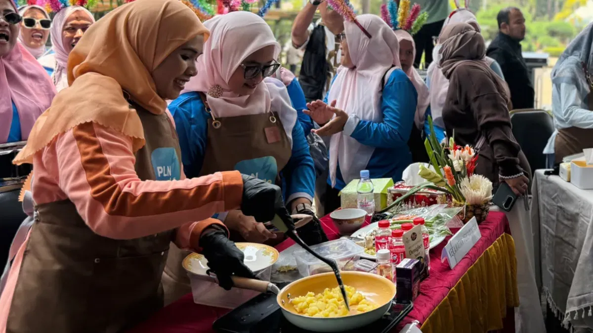 Keseruan peserta saat memasak menggunakan kompor listrik pada ajang 'Kompor Listrik ON: Serunya Masak Tanpa Batas' hasil kolaborasi PLN UID Jakarta Raya dan PKK Jakarta Utara, kemarin. (Sumber: PLN UID Jakarta Raya)