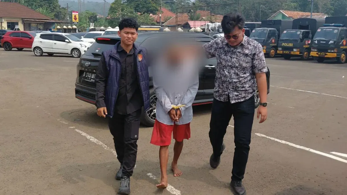 Personel Polres Pandeglang menggiring pelaku pencabulan anak tiri di Kecamatan Carita. (Sumber: Dok. Istimewa)