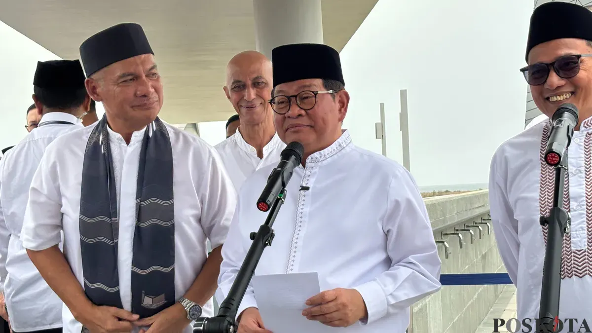 Gubernur Jakarta, Pramono Anung memberikan pernyataan kepada media di Kawasan Taman Impian Jaya Ancol, Jakarta Utara, Jumat, 16 Oktober 2026. (Sumber: Poskota/Syifa Putri)