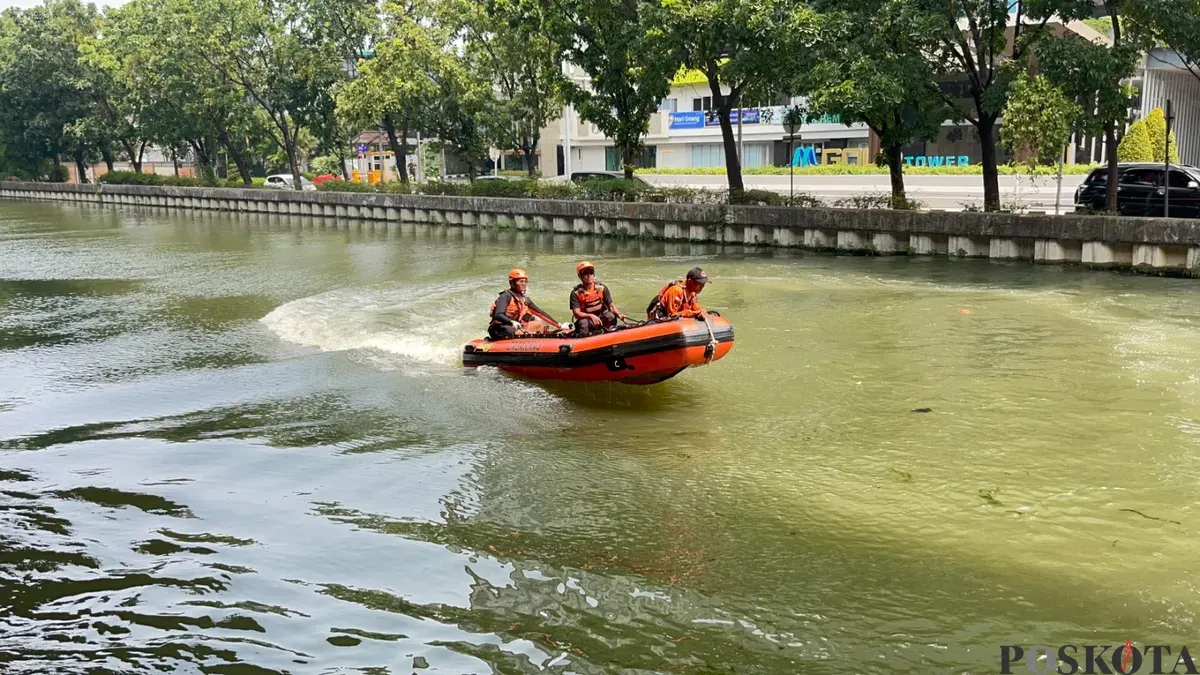 Tim SAR gabungan melakukan pencarian terhadap Ramadhan (36) diduga tenggelam di aliran Kalimalang, tepatnya di depan Grand Metropolitan, Kota Bekasi, Jawa Barat, Kamis, 15 Oktober 2026. (Sumber: Poskota/Ali Mansur)