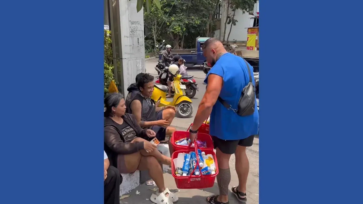 Momen hangat saat turis asal Australia bernama Jaden Tyson Laing membagikan minuman dingin dan es krim secara gratis kepada warga lokal Bali yang sedang antre BBM. (Sumber: Dok. Instagram/@jadentysonlaing)
