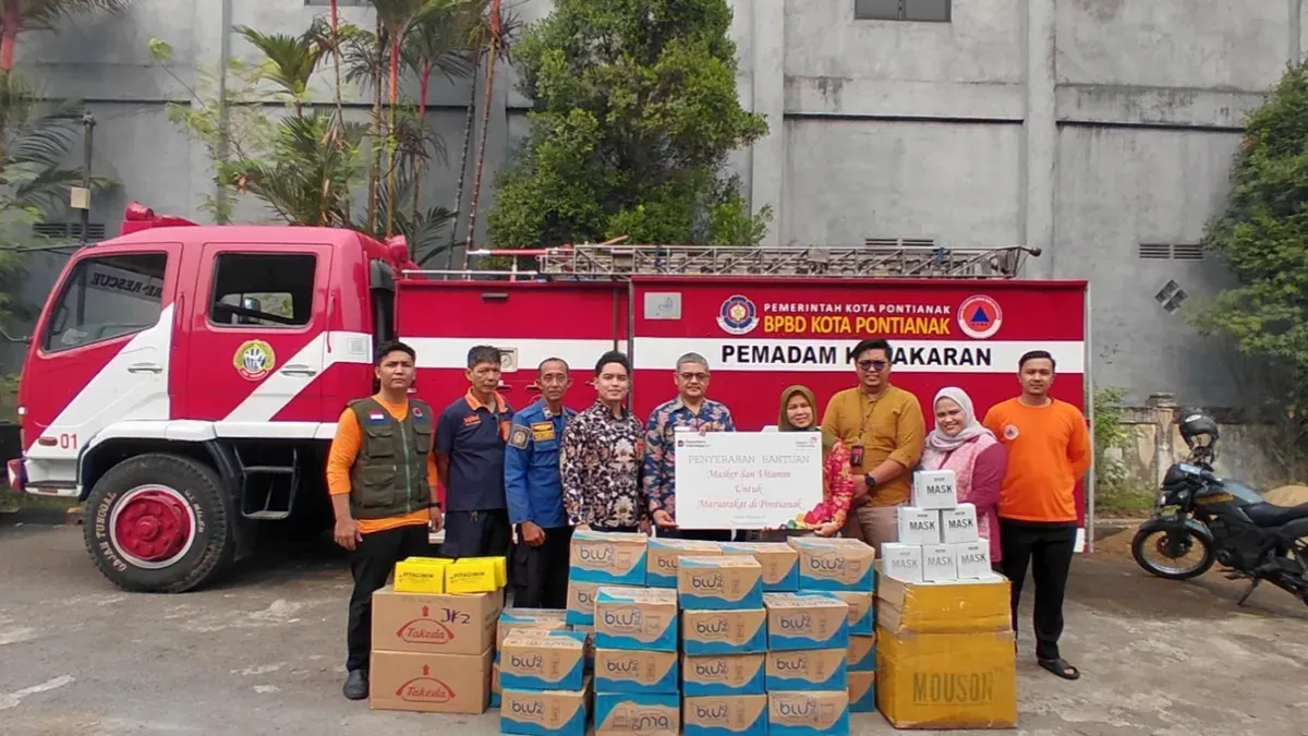 TelkomGroup menyalurkan bantuan kesehatan berupa paket masker medis dan vitamin bagi masyarakat dan petugas di wilayah terdampak kebakaran hutan dan lahan (karhutla) di Kalimantan Selatan, Kalimantan Tengah, dan Kalimantan Barat. (Sumber: Telkom)