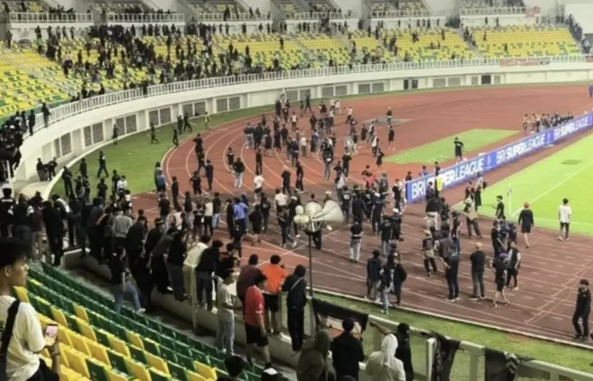 Pertandingan Persita Tangerang vs Persija Jakarta di Banten International Stadium, Serang, pada 17 Oktober 2026, diwarnai kericuhan suporter yang membuat babak kedua tertunda sekitar 30 menit. (Sumber: Instagram)