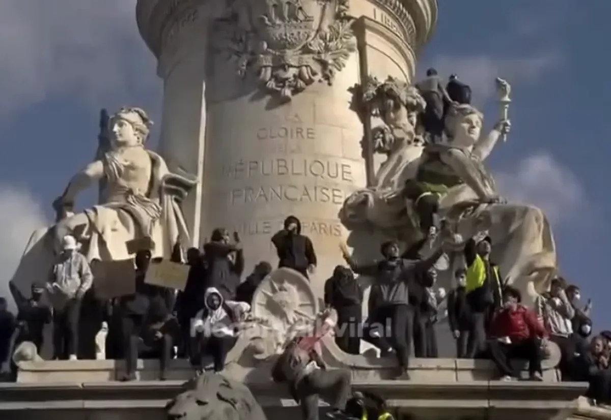 Demonstran turun ke jalan di Paris, Prancis, pada 17 Oktober 2026 untuk memprotes tingginya biaya hidup dan tekanan ekonomi. (Sumber: Instagram/@medanviral)
