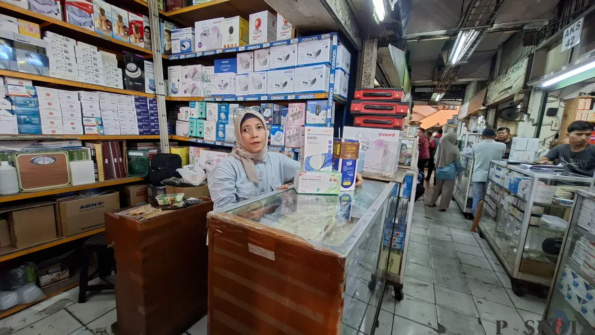 Pedagang masker di Pasar Pramuka, Matraman, Jakarta Timur, Sabtu, 17 Oktober 2026. (Sumber: Poskota/Angga Pahlevi)