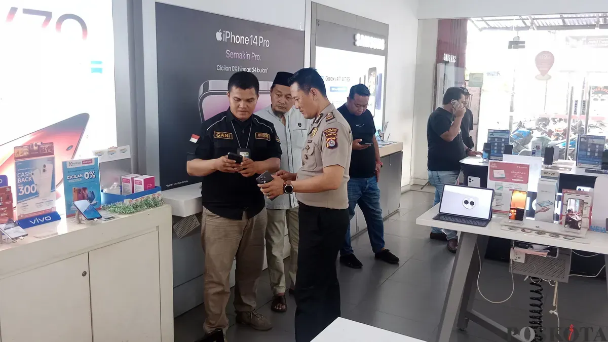 Petugas kepolisian berada di TKP perampokan toko hp, Jalan Syehmubarok, Desa Matagara, Kecamatan Tigaraksa, Kabupaten Tangerang, Banten. (Sumber: Poskota/Veronica Prasetio)