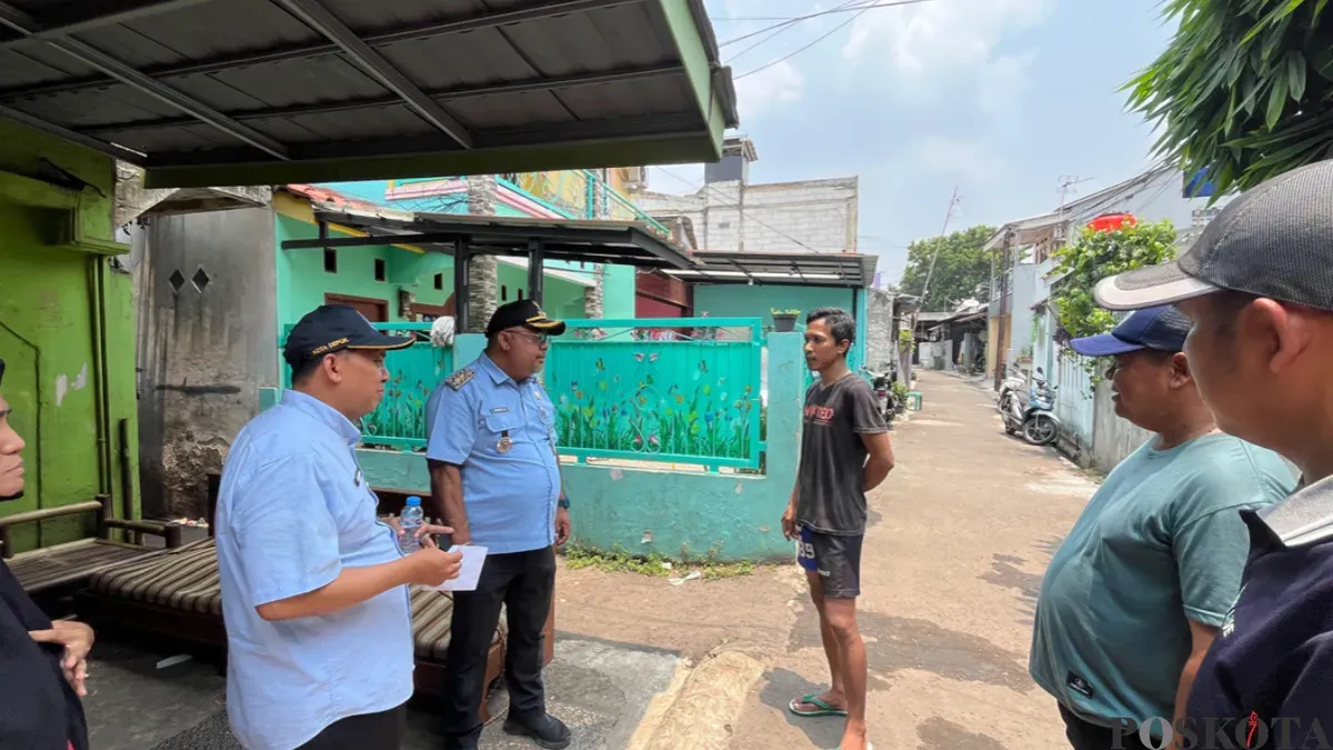 Lurah Beji Samsu Sadikin didampingi Sekel Beji memberikan imbauan pelarang pembakaran sampah di warga lingkungan RW 17, Kelurahan Beji, Kota Depok. (Sumber: Poskota/Angga)