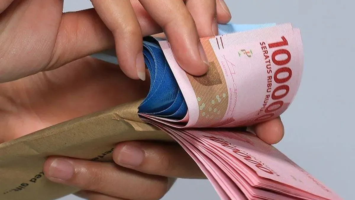Pekerja menantikan kepastian penyaluran BSU Rp900 ribu untuk periode Oktober–Desember 2026. Informasi penerima dan jadwal pencairan perlu dipantau melalui kanal resmi Kemnaker. (Sumber: Wikimedia Commons)