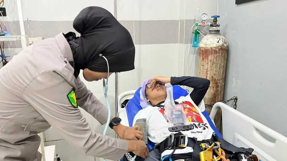 Aktivitas Greenpeace Indonesia mendapatkan perawatan setelah dievakuasi dari Bundaran HI, Jakarta Pusat, Selasa, 20 Oktober 2026. (Sumber: Dok. Polda Metro Jaya)