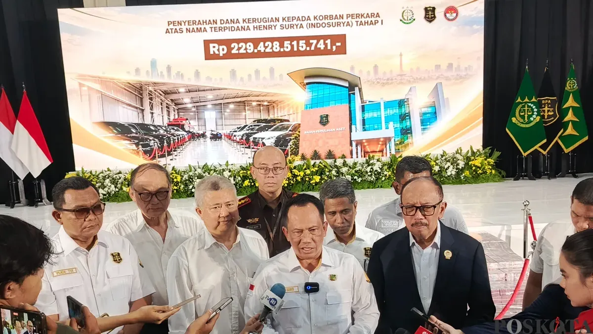 Kejagung mulai mengembalikan kerugian korban Koperasi Simpan Pinjam Indosurya melalui penyerahan dana sekitar Rp229 miliar pada tahap pertama pemulihan aset. (Sumber: Poskota/Ali Mansur)