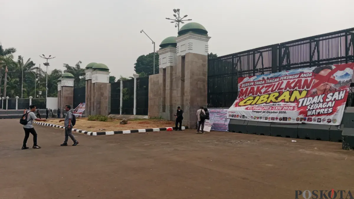 Jelang aksi demontrasi, sebuah spanduk berisi seruan pemakzulan Wakil Presiden Gibran Rakabuming Raka terpasang di pagar Gedung DPR/MPR RI, Jakarta, Selasa, 20 Oktober 2026. (Sumber: Poskota/Rizki Gojali)