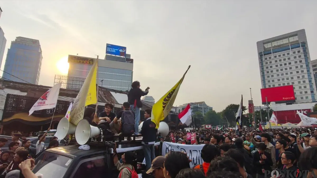 Ratusan mahasiswa dari berbagai kampus bersama elemen masyarakat sipil menggelar demonstrasi di beberapa titik di Jakarta, Selasa, 20 Oktober 2026. (Sumber: Poskota/Ali Mansur)