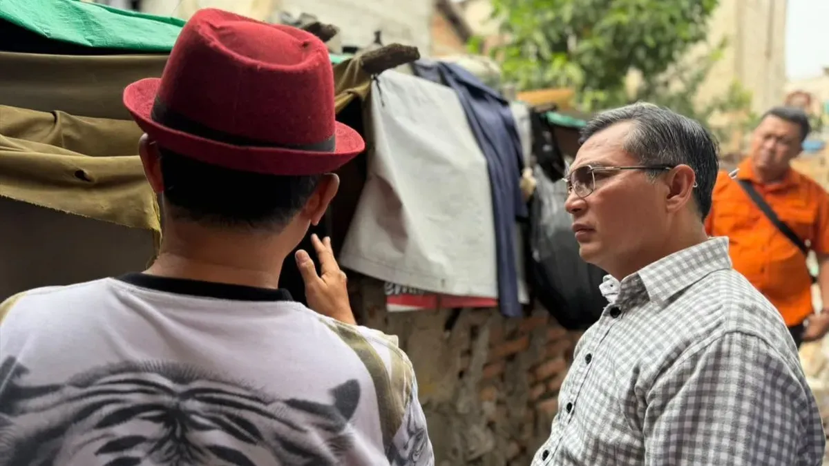 Kunjungan Anggota DPD RI Dapil Jakarta, Achmad Azran ke kediaman warga di kawasan padat penduduk RT 06/RW 08, Kelurahan Kalibaru, Cilincing, Jakarta Utara. (Sumber: Dok. Istimewa)