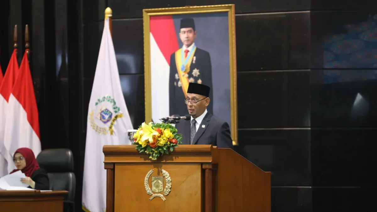 Sekretaris Fraksi Partai Demokrat-Perindo Lazarus Simon Ishak dalam Rapat Paripurna DPRD DKI Jakarta terhadap Rancangan Peraturan Daerah (Ranperda) tentang APBD, Senin (19/10). (Sumber: ddjp)