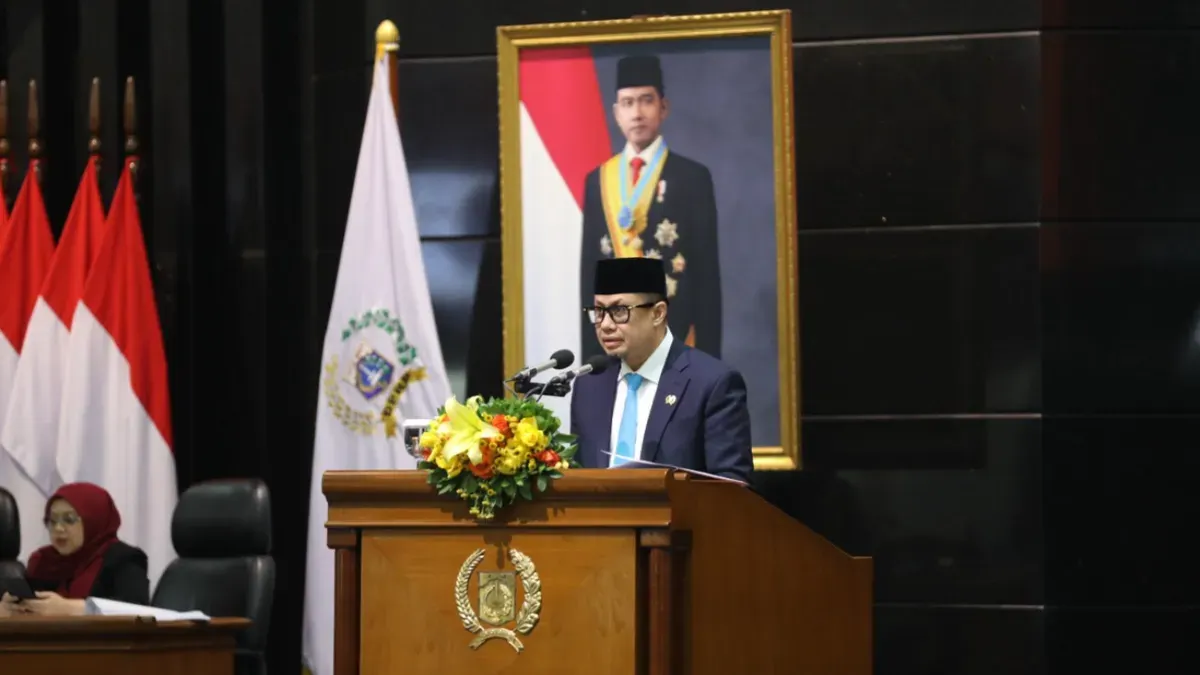 Bendahara Fraksi Gerindra Dian Pratama dalam Rapat Paripurna DPRD DKI Jakarta terhadap Ranperda APBD 2027, Senin (19/10). (Sumber: ddjp)