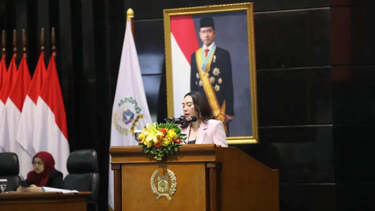 Juru Bicara Fraksi Golkar Alia Noorayu Laksono dalam Rapat Paripurna DPRD DKI Jakarta terhadap Rancangan Peraturan Daerah (Ranperda) APBD 2027, Senin (19/10). (Sumber: ddjp)