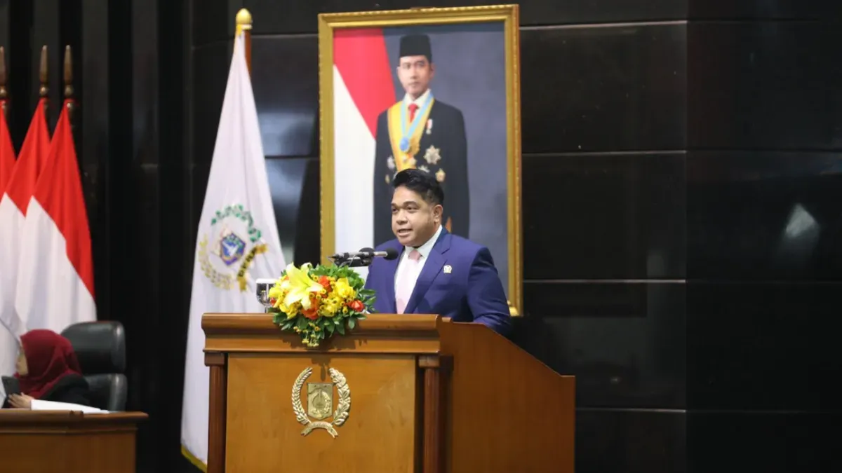 Juru Bicara Fraksi Fraksi Partai Solidaritas Indonesia (PSI) Justin Adrian dalam Rapat Paripurna DPRD DKI Jakarta terhadap Rancangan Peraturan Daerah (Ranperda) APBD 2027, Senin (19/10). (Sumber: ddjp)