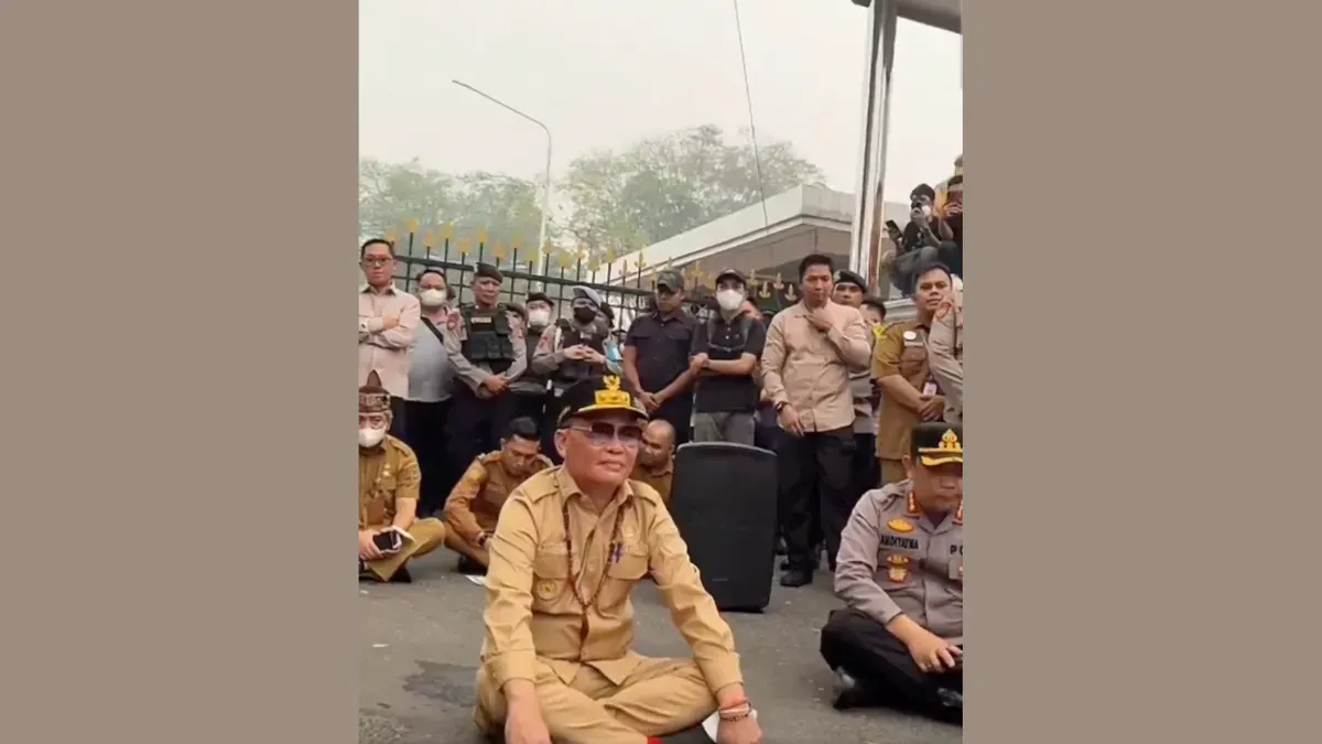 Gubernur Kalimantan Tengah Agustiar Sabran menemui massa demo yang suarakan bencana karhutla pada Senin, 19 Oktober 2026. (Sumber: Dok. X/@namelesid)