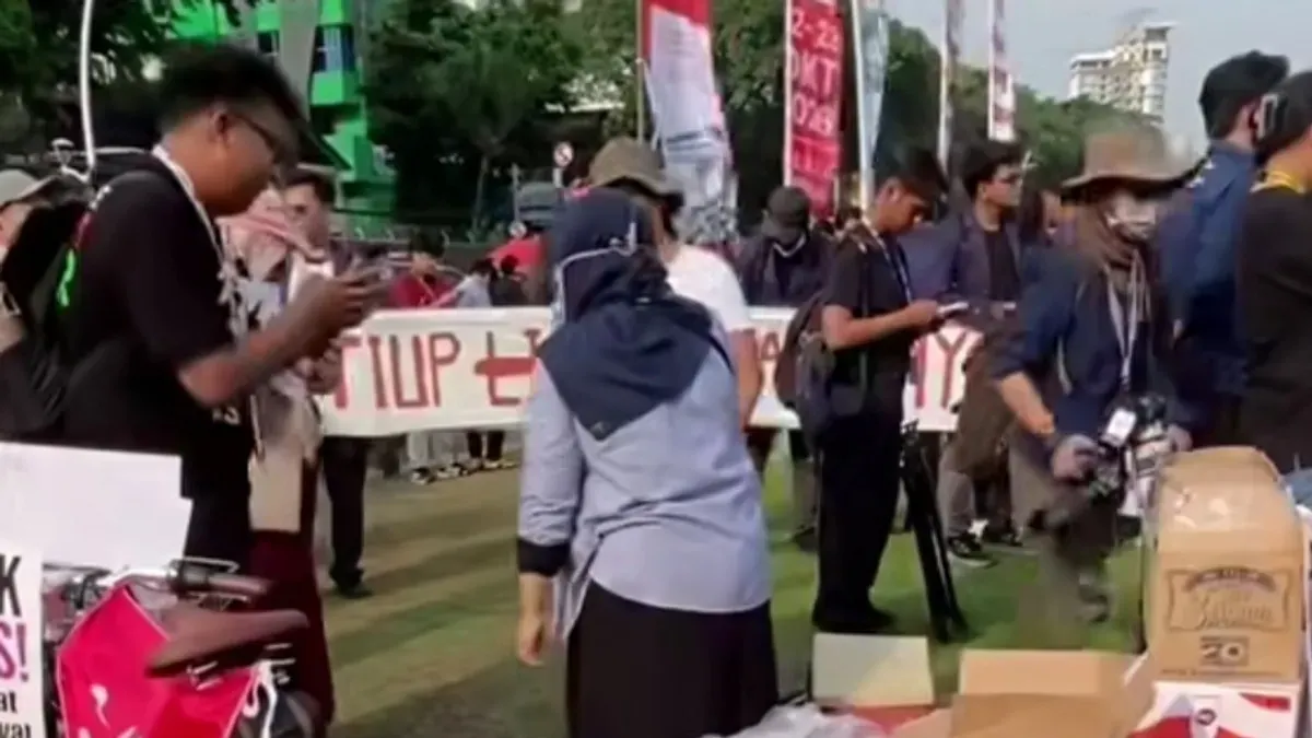 Suasana massa aksi demo mahasiswa di Tugu Tani sore hari ini, Selasa, 20 Oktober 2026. (Sumber: Poskota/Herdyan Anugrah)