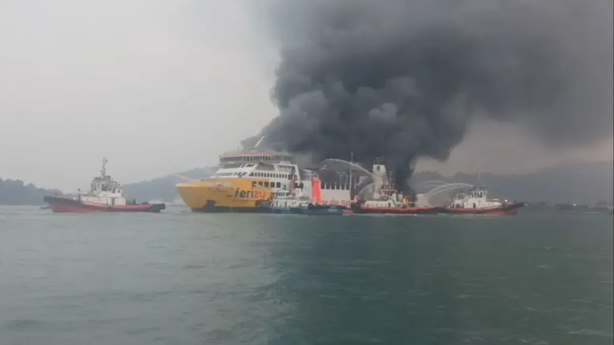 KMP Batu Mandi dilaporkan terbakar di alur masuk Pelabuhan Merak, Banten, Selasa, 20 Oktober 2026, sore WIB. (Sumber: Dok. Istimewa)