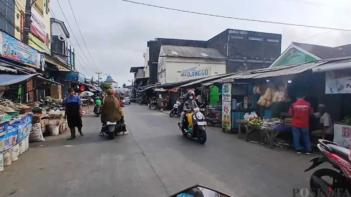 Trotoar jalan pasar Malingping, Lebak nampak dipadati lapak para PKL. (Sumber: Poskota/Samsul Fatoni)