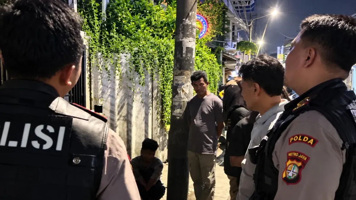 Direktorat Samapta Polda Metro Jaya bersama personel Polwan menangkap 20 pemuda yang diduga hendak terlibat tawuran di kawasan Bassura, Jakarta Timur, Selasa, 20 Oktober 2026 dini hari. (Sumber: Polda Metro Jaya)