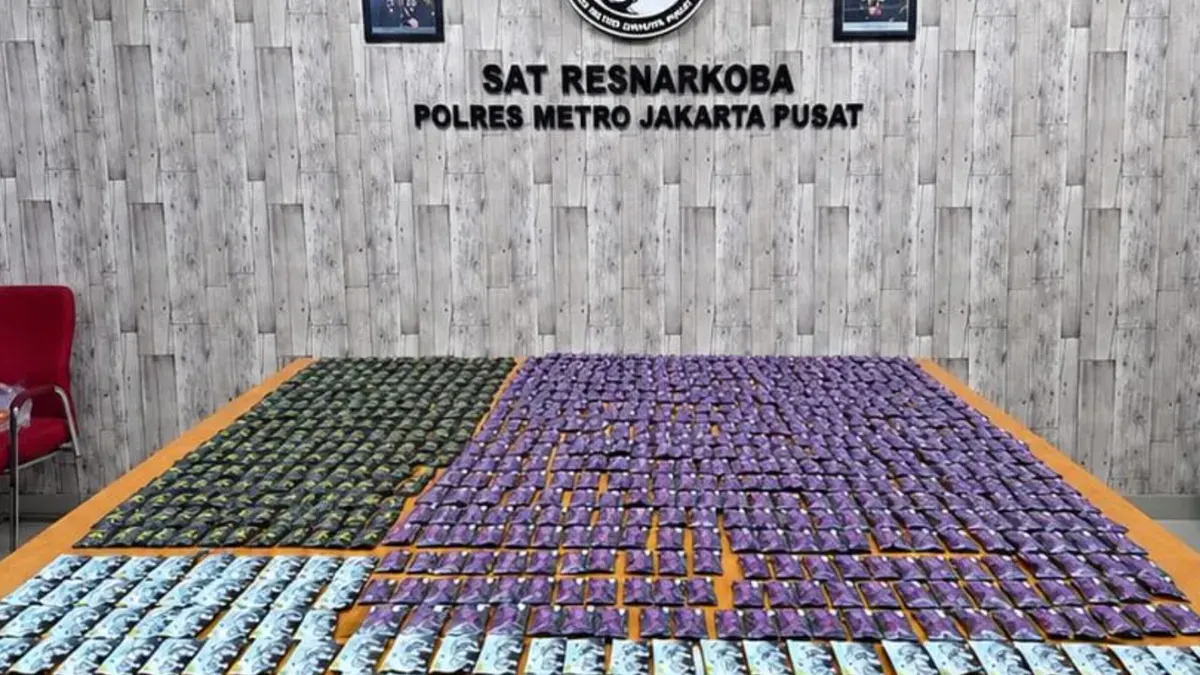 Polres Metro Jakarta Pusat mengungkap dugaan peredaran 858 kartrid rokok elektronik atau vape yang diduga mengandung etomidate. (Sumber: Polres Metro Jakarta Pusat)