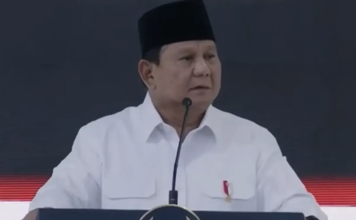 Presiden Prabowo Subianto menyampaikan sikap pemerintah terhadap berbagai tantangan dan opsi penghematan anggaran dalam Sidang Kabinet Paripurna di Istana Merdeka, Rabu (21/10/2026). (Sumber: Sekretariat Presiden)
