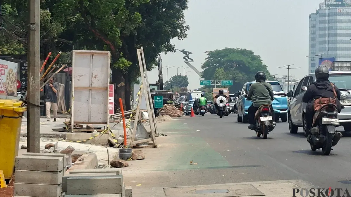 Kondisi galian proyek di Jalan Gatot Subroto, Tebet, Jakarta Selatan, memakan trotoar dan bahu jalan, Rabu, 21 Oktober 2026. (Sumber: Poskota/Angga Pahlevi)