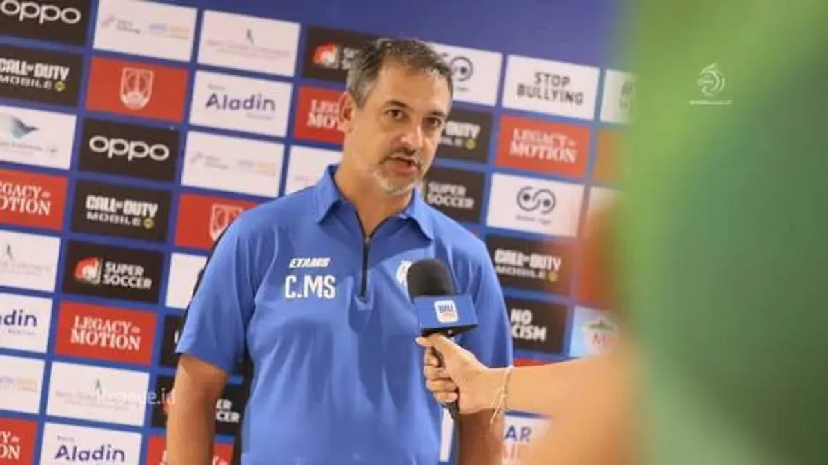 Pelatih Arema FC Marcos Santos menyoroti kecepatan transisi permainan Persija Jakarta dan tekanan suporter menjelang duel pekan keenam Super League 2026/2027 di Stadion Patriot Candrabhaga, Bekasi. (Sumber: Ileague)