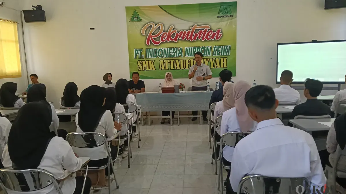 Manager Personnel & General Affair/Deputy Manager HRD PT Indonesia Nippon, Seiki Dudih Iskandar memberikan sambutan terkait proses perekrutan tenaga kerja. (Sumber: Poskota/Rahmat Haryono)