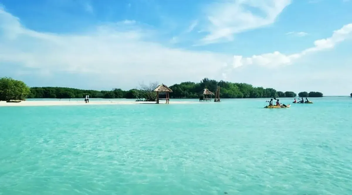Sejumlah destinasi pantai dekat Jakarta menawarkan pilihan liburan akhir pekan, mulai dari pantai di kawasan perkotaan hingga pulau-pulau di Kepulauan Seribu. (Sumber: Wilkipedia)