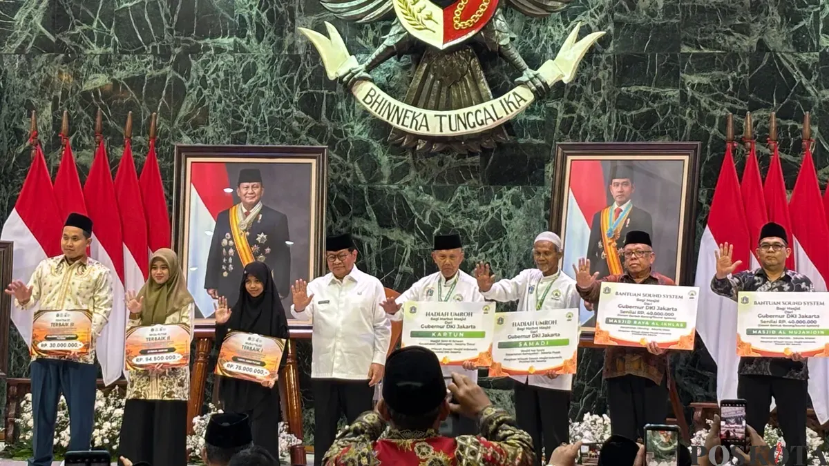 Gubernur Jakarta, Pramono Anung memberangkatkan 48 marbot dan juara MTQ beribadah umrah di Balai Kota, Gambir, Jakarta Pusat, Rabu, 21 Oktober 2026. (Sumber: Poskota/Syifa Putri)
