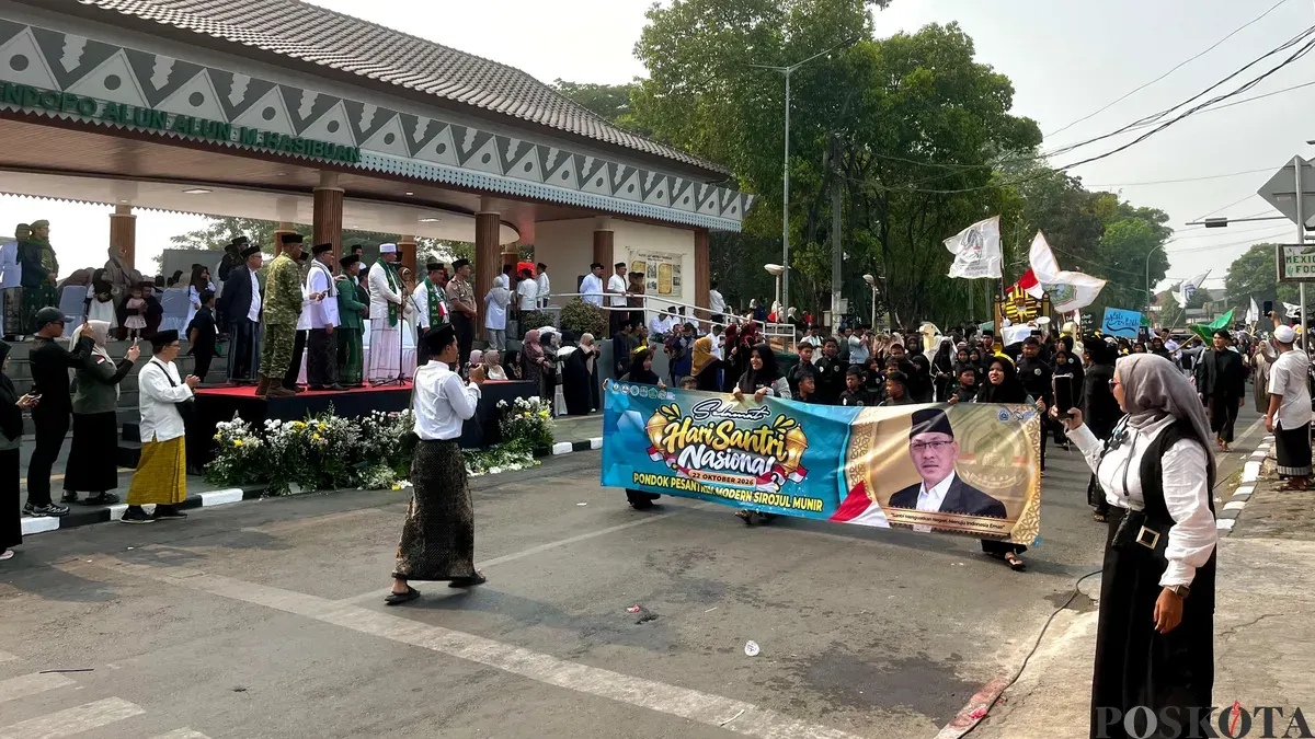 Santri mengikuti Pawai Kirab saat peringatan Hari Santri di Alun-Alun M. Hasibuan Kota Bekasi, Jawa Barat, Kamis, 22 Oktober 2026. (Sumber: Poskota/Dini Aghnny Khoiriyah)
