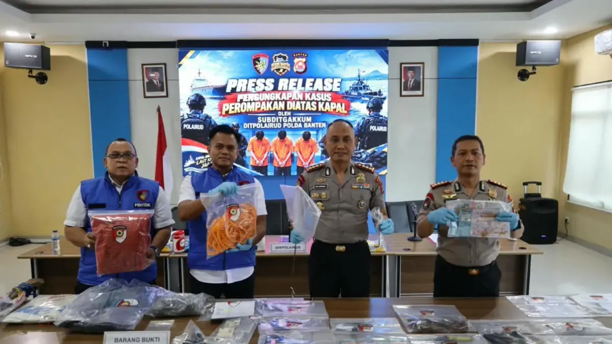 Ditpolairud Polda Banten Kombes Pol Eko Hartanto, didampingi Kabidhumas Kombes Pol Maruli Ahiles Hutapea dan Kasubdit Gakkum AKBP M. Fahrurozy menunjukkan barang bukti dalam konferensi pers di Dirpolairud Polda Banten. (Sumber: Polda Banten)
