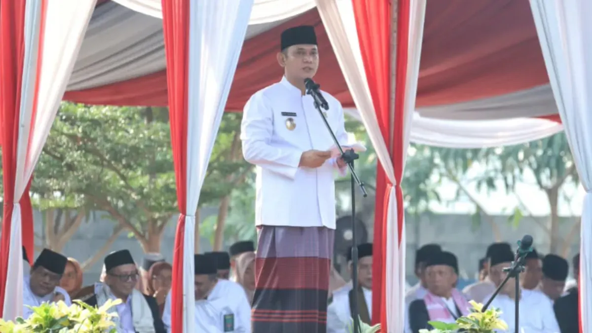 Plt. Bupati Bekasi Asep Surya Atmaja memimpin upacara peringatan Hari Santri Nasional Tahun 2026, di Pondok Pesantren Thariq Bin Ziyad pada Kamis, (22/10/2026). (Sumber: Diskominfosantik/Endar Bachtiar)