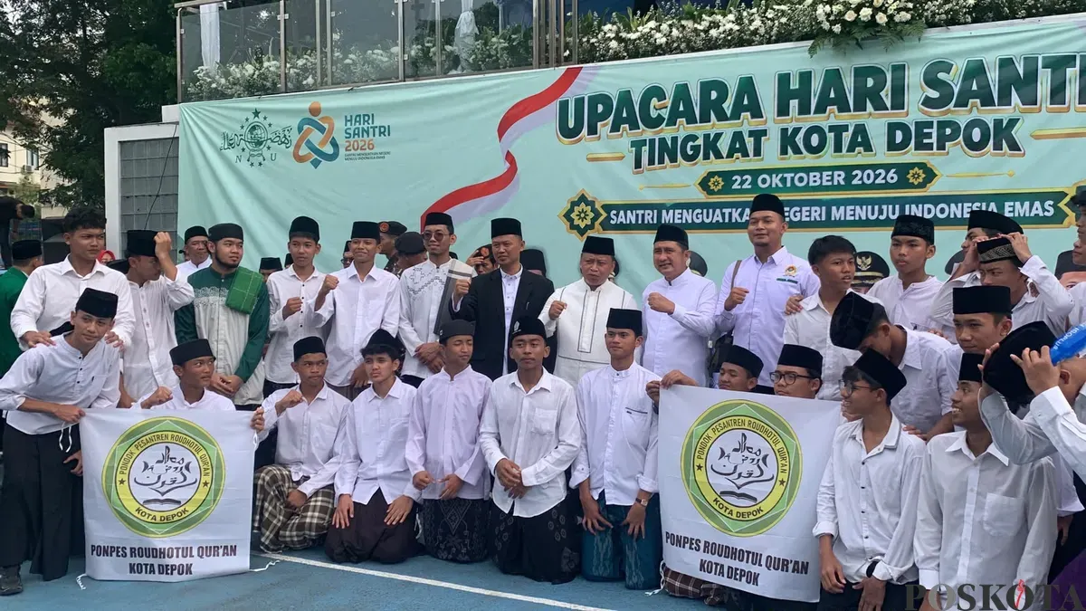 Wali Kota Depok, Supian Suri bersama para santri dan kiayi di lapangan Depon Open Space, Pancoran Mas, Kota Depok, Jawa Barat, Kamis, 22 Oktober 2026. (Sumber: Poskota/Angga Pahlevi)