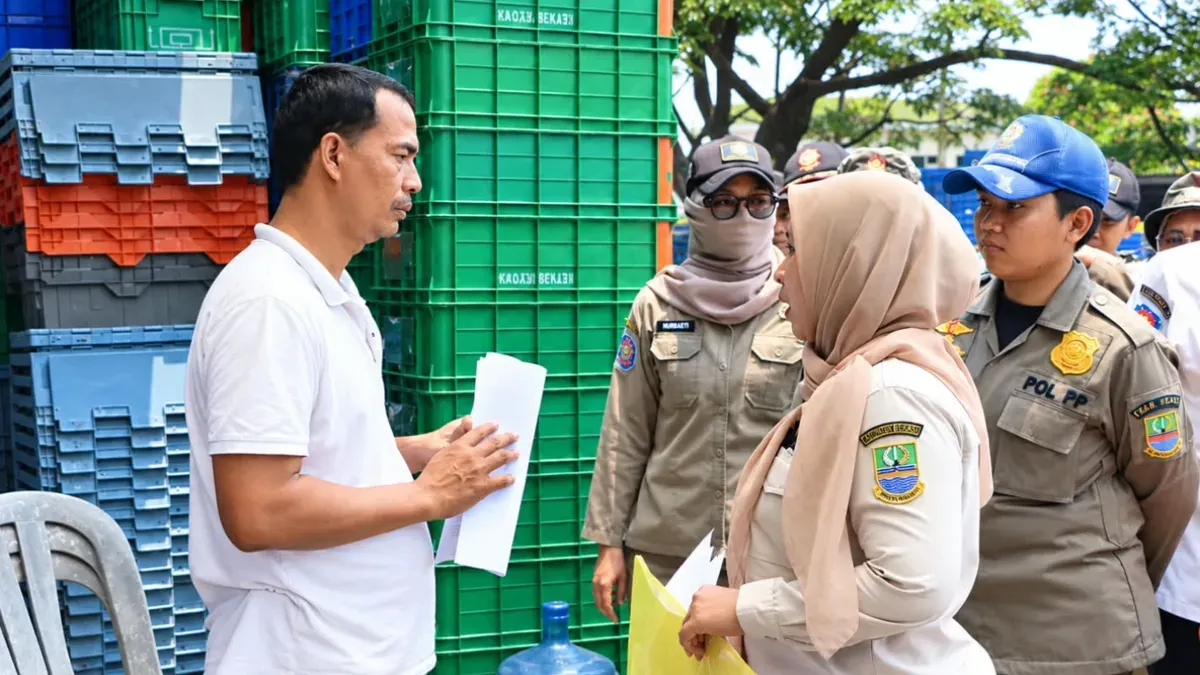Satpol PP Kabupaten Bekasi mengirimkan surat penertiban kepada pemilik 19 bangunan liar di ruas Tol Jakarta-Cikampek KM 27–KM 28, Desa Sukadanau, Kecamatan Cikarang Barat. Kamis (22/10/2026). (Sumber: Diskominfosantik/Jaja Jaelani)