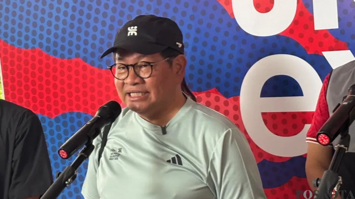 Gubernur DKI Jakarta, Pramono Anung (kanan) saat meninjau persiapan Jakarta Running Festival di Istora Senayan Gelora Bung Karno, Jakarta Pusat. (Sumber: Poskota/Syifa)