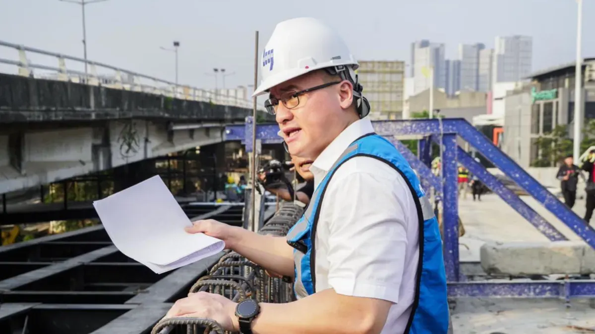 Anggota DPRD DKI Jakarta Hardiyanto Kenneth saat melakukan inspeksi mendadak (sidak) ke lokasi pembangunan Flyover Latumenten di Grogol Petamburan, Jakarta Barat. (Sumber: Istimewa)