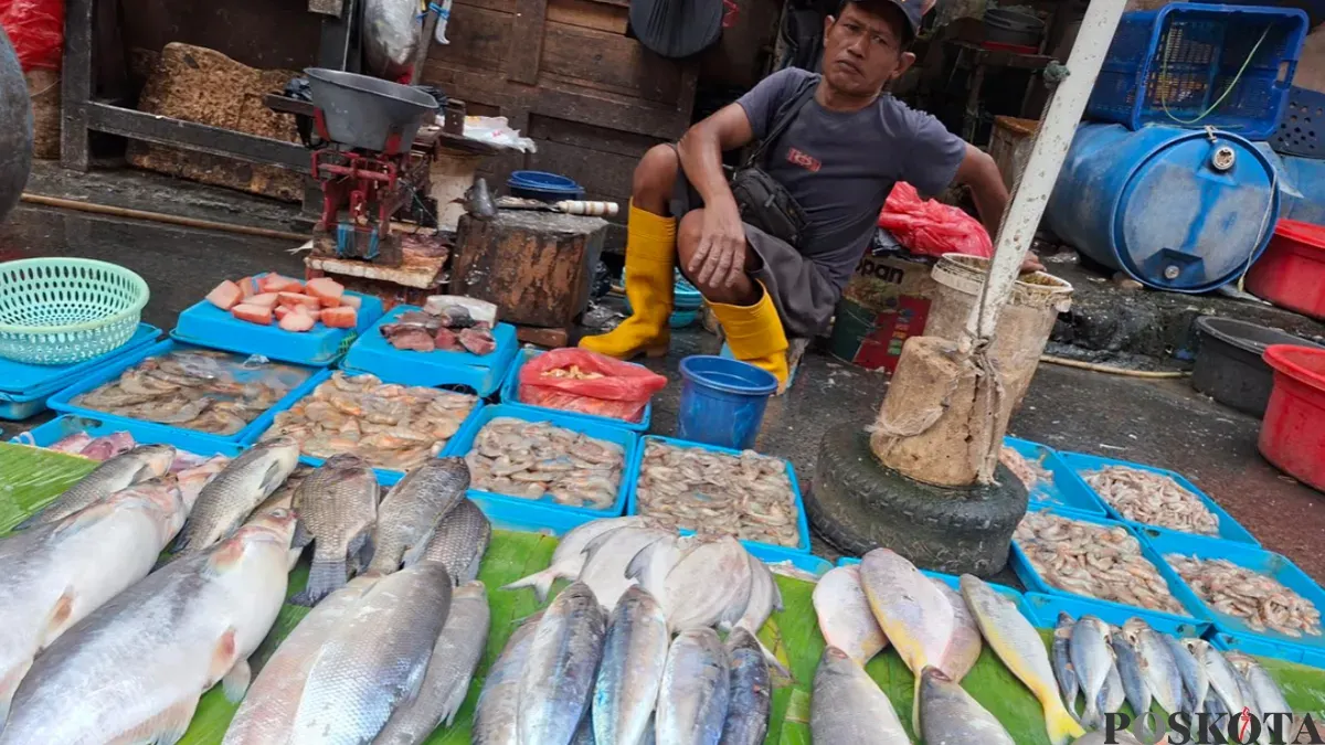 Iman, pedagang ikan basah laut di Pasar Kebayoran Lama hanya bisa melihat dagangannya yang masih banyak karena harga naik dan sepi peminat. (Sumber: Poskota/Angga)