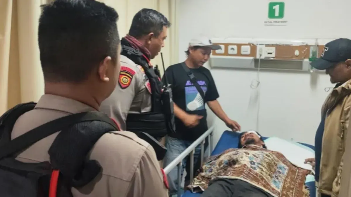 Polisi amankan barang bukti dan bawa korban penusukan dibawa ke RSUI Depok. (Sumber: Polres Metro Depok)