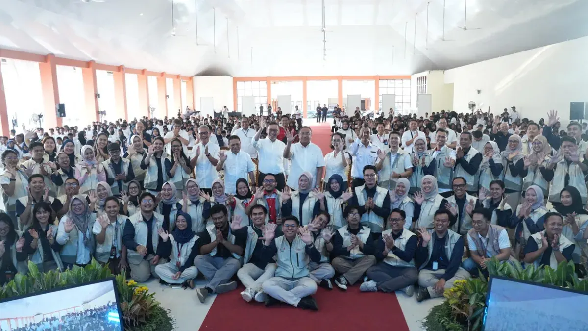 Guru dan siswa Sekolah Rakyat Terpadu Kulon Progo berfoto bersama dalam rangkaian program Connect.in-Spirasi: Yogyakarta Chapter 2026 yang diselenggarakan Telkom berkolaborasi dengan Kementerian Sosial RI pada 22–23 Oktober 2026 (Sumber: Telkom)