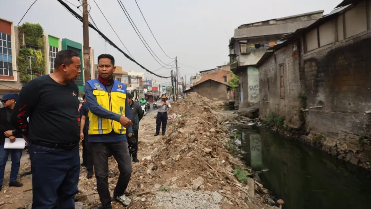 Wali Kota Bekasi Tri Adhianto meninjau sejumlah titik proyek infrastruktur guna memantau progres pengerjaan di lapangan hingga memetakan kendala teknis. (Sumber: Istimewa)