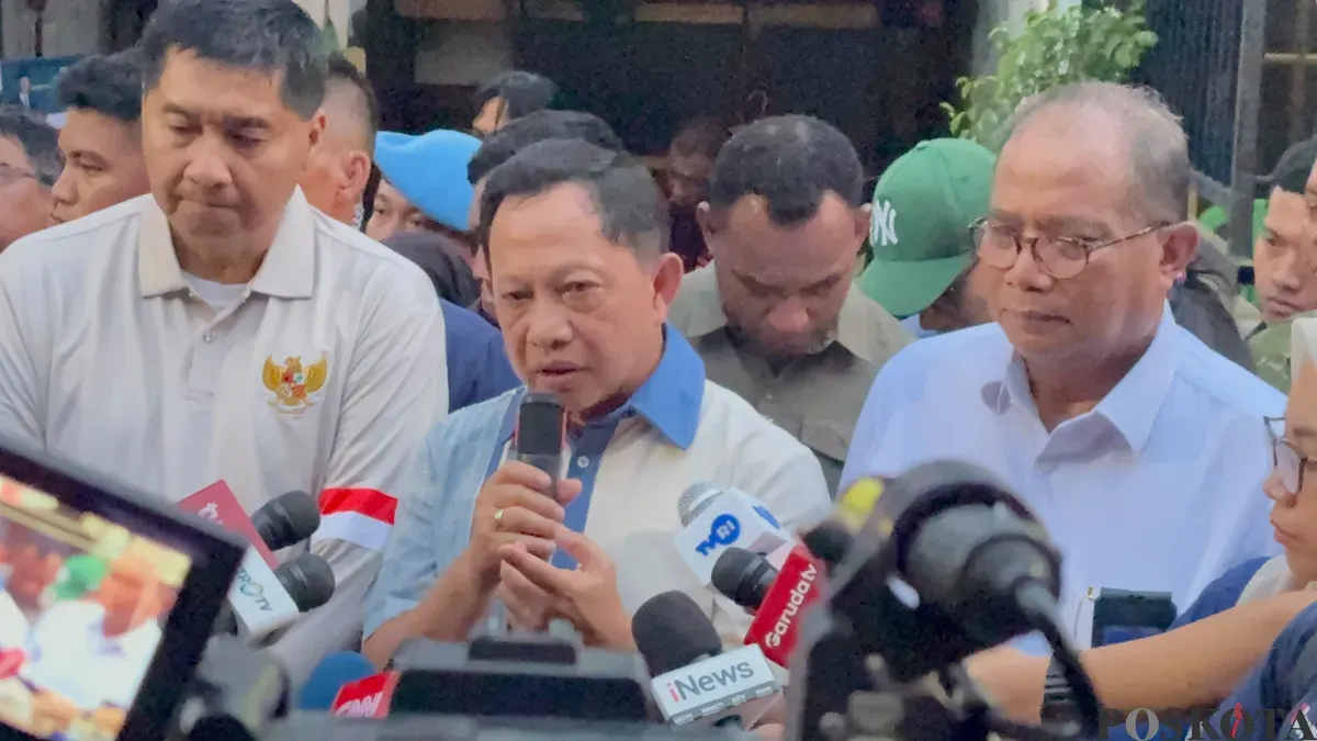Mendagri Tito Karnavian meninjau program perbaikan rumah di Kampung Ambon, Kedaung Kali Angke, Jakarta Barat, Sabtu, 24 Oktober 2026. (Sumber: Poskota/Ali Mansur)