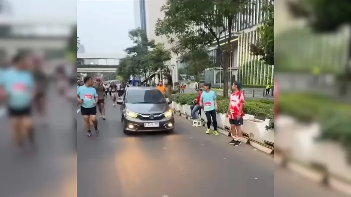 Mobil terobos jalur pelari di Jakarta Running Festival (JRF) karena kondisi darurat (Dok. Threads/@aprilizio)