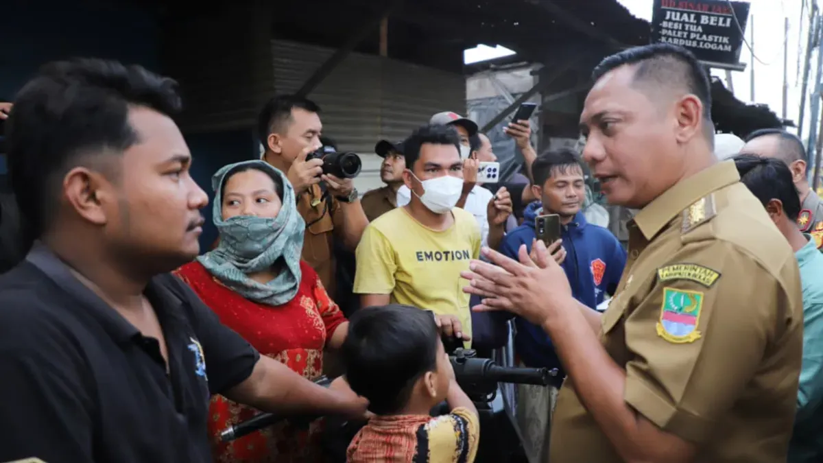 Bupati Bekasi Asep Surya Atmaja meninjau langsung penertiban 19 bangunan liar di ruas Tol Jakarta-Cikampek KM 27–28, Desa Sukadanau, Kecamatan Cikarang Barat, Senin, 26 Oktober 2026. (Sumber: Istimewa)